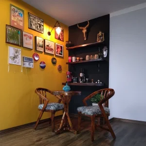 میز کانتر (خیلی رایجه، مخصوصاً کنار آشپزخونه و اپن) میز بار (برای کافی‌شاپ یا فضاهای مدرن خونگی) میز استند یا میز ایستاده (وقتی برای ایستادن یا صندلی‌های خیلی بلند استفاده می‌شه) میز کابینتی (وقتی کنار کابینت یا به عنوان امتدادش قرار می‌گیره) ✨ به طور کلی، "میز کانتر" و "میز بار" از همه بیشتر جا افتادن.